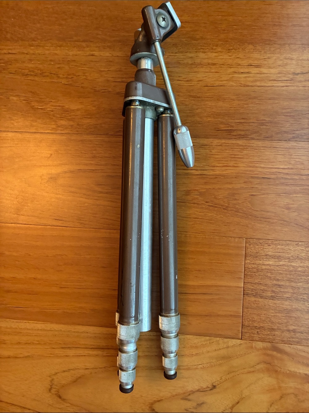 Vintage Brown and Silver Camera Tripod - Adjustable Support - Picture 9 of 9